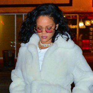 Exclusif - Rihanna vêtue d' un manteau en moumoute dans les rues de New York Le 01 février 2019.