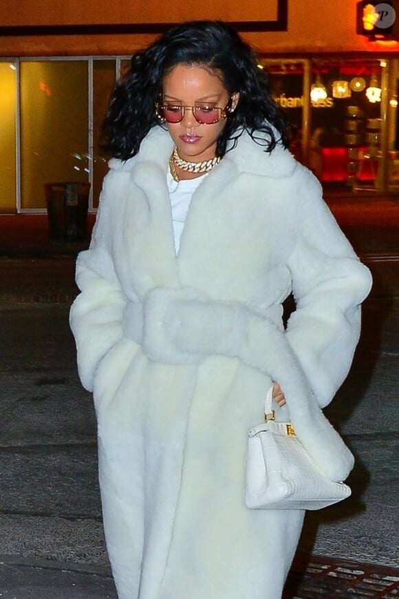 Exclusif - Rihanna vêtue d' un manteau en moumoute dans les rues de New York Le 01 février 2019.