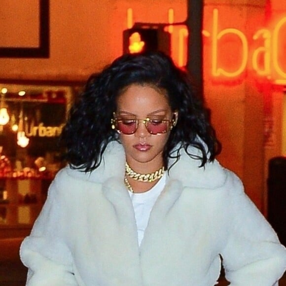 Exclusif - Rihanna vêtue d' un manteau en moumoute dans les rues de New York Le 01 février 2019.