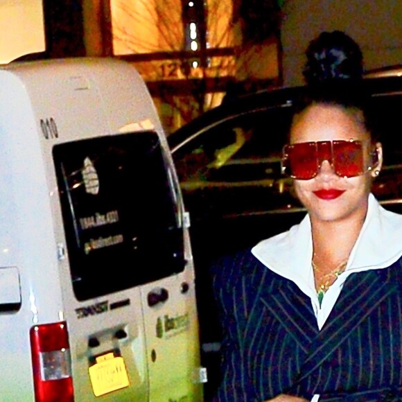 Rihanna porte une veste rayée et des lunettes de soleil XXL en balade dans les rues de New York, le 13 janvier 2019.