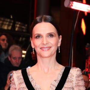 Juliette Binoche, présidente du jury, portant une tenue Armani Privé à la cérémonie d'ouverture du 69ème Festival International du Film de Berlin, La Berlinale le 7 février 2019. La soirée d'ouverture est suivie par la projection du film "The Kindness of Strangers"