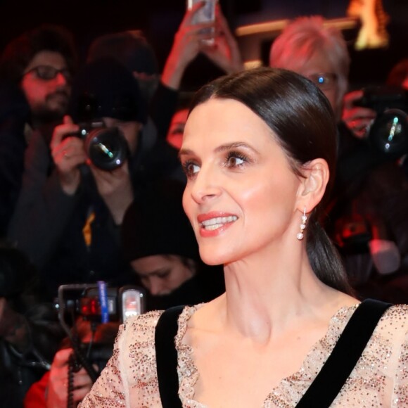 Juliette Binoche, présidente du jury, portant une tenue Armani Privé à la cérémonie d'ouverture du 69ème Festival International du Film de Berlin, La Berlinale le 7 février 2019. La soirée d'ouverture est suivie par la projection du film "The Kindness of Strangers"