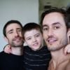 Matt Dallas pose avec son mari Blue Hamilton et leur fils Crow. Juin 2018