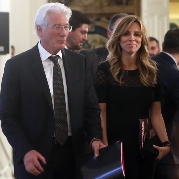 Richard Gere et sa femme Alejandra Silva (enceinte) lors du colloque "No dejar a nadie atras" (Ne laissez personne derrière) avec le premier ministre espagnol à Madrid le 25 octobre 2018.