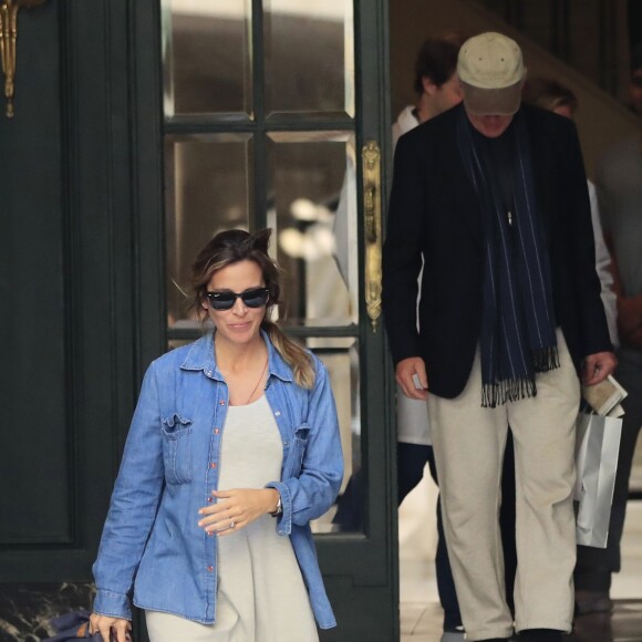 Richard Gere et sa femme Alejandra Silva (enceinte) en balade à Madrid le 24 octobre 2018. Actor Richard Gere and Alejandra Silva in Madrid on Wednesday 24 October 2018.