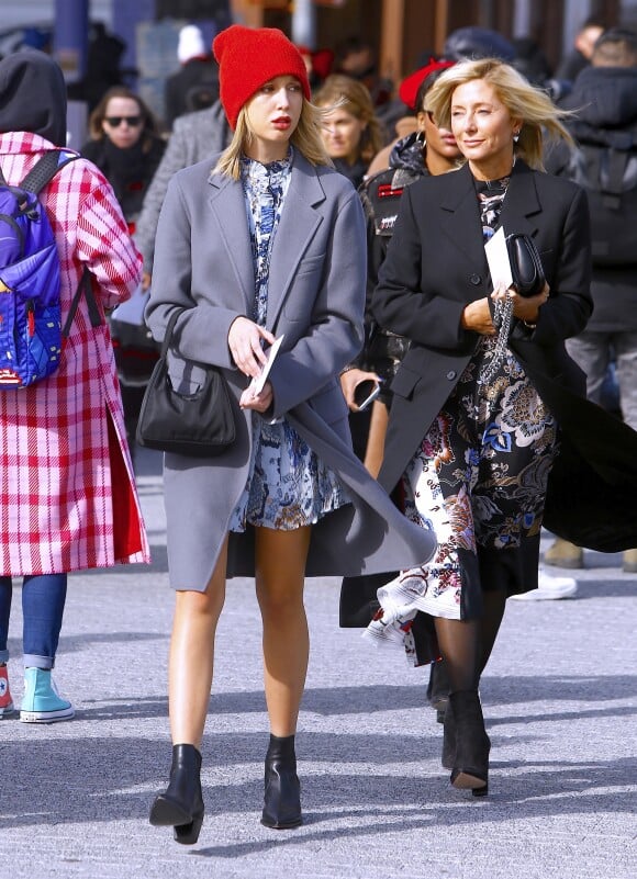 La princesse María Olympía de Grèce et sa mère la princesse royale de Grèce Marie-Chantal Miller arrivent au défilé Tory Burch lors de la Fashion Week de New York, le 10 février 2019.