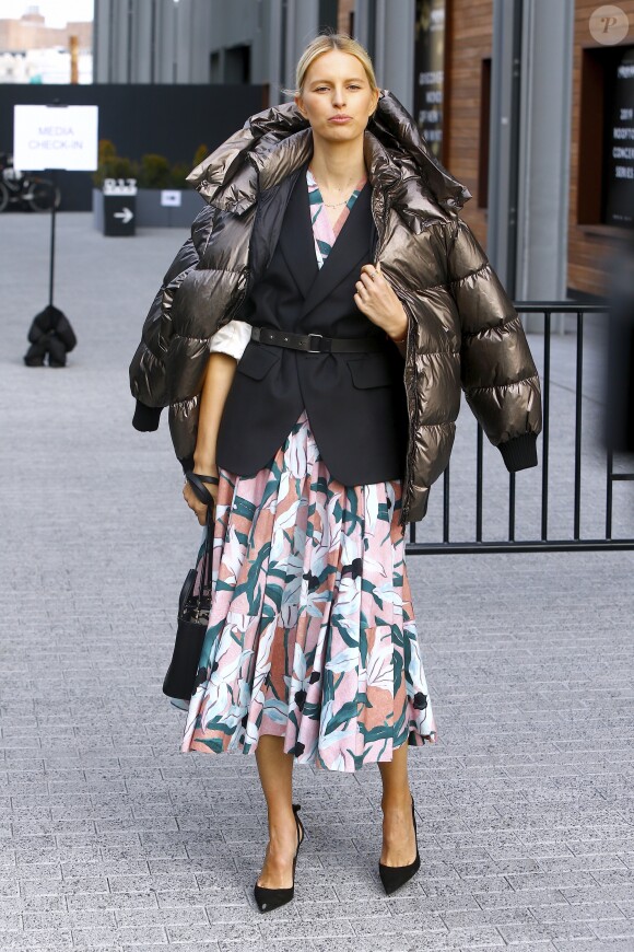 Karolina Kurkova arrive au défilé Tory Burch lors de la Fashion Week, le 10 février 2019.