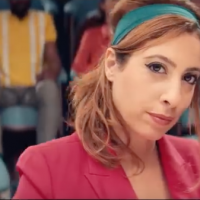 Léa Salamé : La journaliste chante et se moque d'elle-même dans un clip
