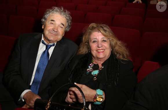 Pierre Perret et sa femme Rebecca - Représentation de la pièce de théâtre "Les Grandes Filles" au Théâtre Montparnasse en soutien à l'APREC (l'Alliance Pour la Recherche en Cancérologie) à Paris, le 31 mars 2015.