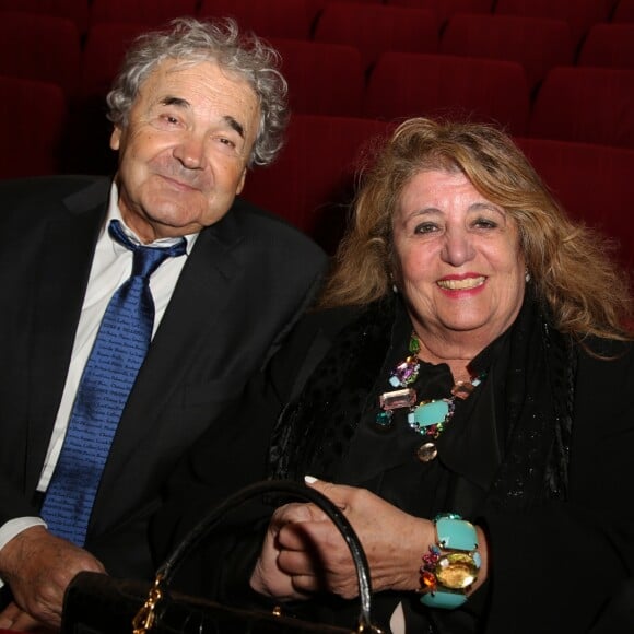 Pierre Perret et sa femme Rebecca - Représentation de la pièce de théâtre "Les Grandes Filles" au Théâtre Montparnasse en soutien à l'APREC (l'Alliance Pour la Recherche en Cancérologie) à Paris, le 31 mars 2015.