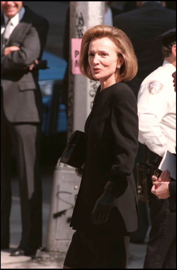 Lee Radziwill aux obsèques de sa soeur Jackie Kennedy Onassis. New York, le 22 mai 1994.