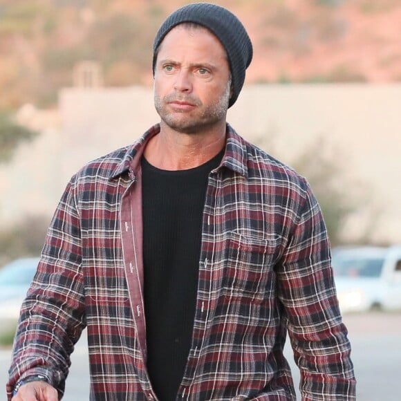 David Charvet sort, un verre à la main, d'une fête d'Halloween privée à Malibu, le 31 octobre 2018.