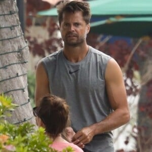 Exclusif - David Charvet discute avec une inconnue dans un parc à jeux pour enfants de Malibu, le 25 avril 2018.