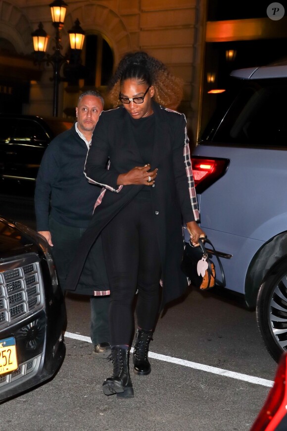 Serena Williams arrive avec des lunettes de vue cassées et réparées avec du scotch au Polo Bar à New York, pour dîner avec la duchesse de Sussex. Le 19 février 2019