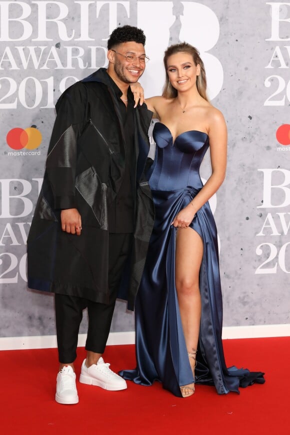 Perrie Edwards et son compagnon Alex Oxlade-Chamberlain au photocall de la cérémonie des Brit Awards 2019 à l'O2 Arena à Londres le 20 février 2019.