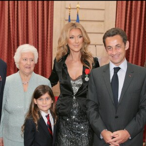 Céline Dion, René Angelil, leur fils René-Charles et Thérèse Dion avec Nicolas Sarkozy à l'Elysée en 2008.