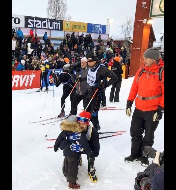 Le prince Carl Philip de Suède accueilli par son fils le prince Alexander à l'arrivée de la course Vasaloppet, mars 2019. Photo parue sur le compte Instagram du couple princier.