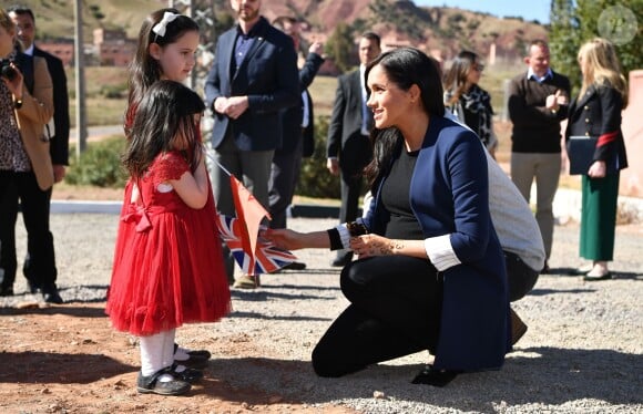 Meghan Markle, duchesse de Sussex, enceinte, est allée en courant voir deux fillettes, Rania et Rayhanna, qui rêvaient de la voir et l'avaient attendu pendant deux heures à la sortie du pensionnat d'Asni au Maroc le 24 février 2019.