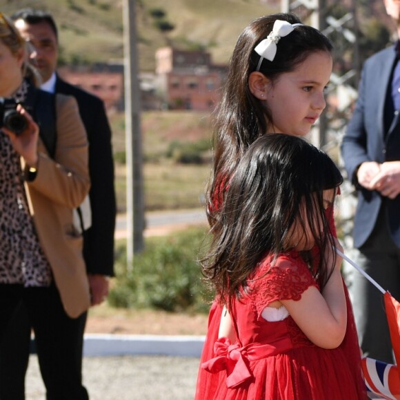 Meghan Markle, duchesse de Sussex, enceinte, est allée en courant voir deux fillettes, Rania et Rayhanna, qui rêvaient de la voir et l'avaient attendu pendant deux heures à la sortie du pensionnat d'Asni au Maroc le 24 février 2019.