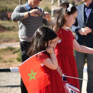 Meghan Markle, duchesse de Sussex, enceinte, est allée en courant voir deux fillettes, Rania et Rayhanna, qui rêvaient de la voir et l'avaient attendu pendant deux heures à la sortie du pensionnat d'Asni au Maroc le 24 février 2019.