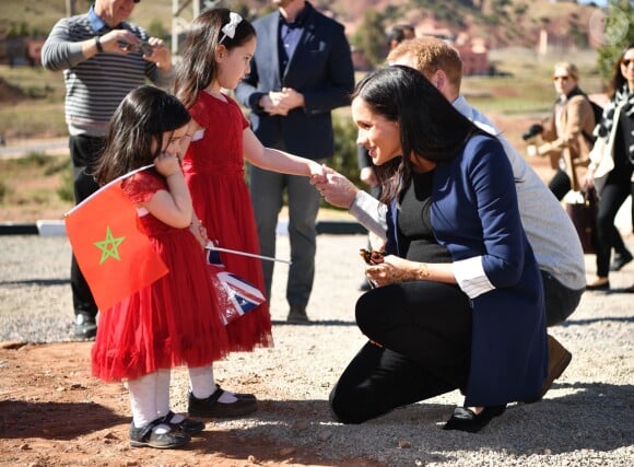 Meghan Markle, duchesse de Sussex, enceinte, est allée en courant voir deux fillettes, Rania et Rayhanna, qui rêvaient de la voir et l'avaient attendu pendant deux heures à la sortie du pensionnat d'Asni au Maroc le 24 février 2019.