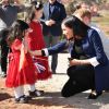 Meghan Markle, duchesse de Sussex, enceinte, est allée en courant voir deux fillettes, Rania et Rayhanna, qui rêvaient de la voir et l'avaient attendu pendant deux heures à la sortie du pensionnat d'Asni au Maroc le 24 février 2019.