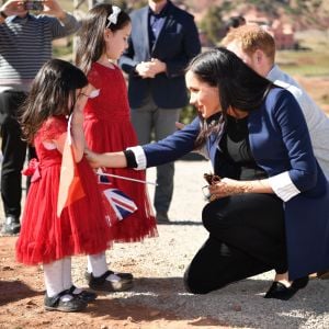 Meghan Markle, duchesse de Sussex, enceinte, est allée en courant voir deux fillettes, Rania et Rayhanna, qui rêvaient de la voir et l'avaient attendu pendant deux heures à la sortie du pensionnat d'Asni au Maroc le 24 février 2019.