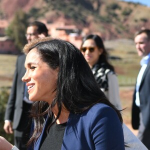 Meghan Markle, duchesse de Sussex, enceinte, est allée en courant voir deux fillettes, Rania et Rayhanna, qui rêvaient de la voir et l'avaient attendu pendant deux heures à la sortie du pensionnat d'Asni au Maroc le 24 février 2019.