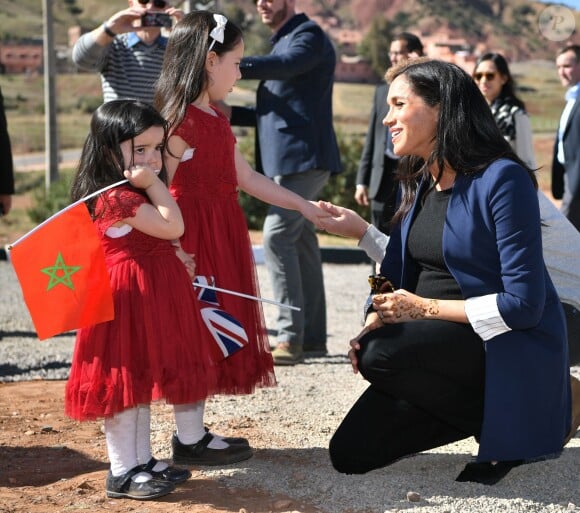 Meghan Markle, duchesse de Sussex, enceinte, est allée en courant voir deux fillettes, Rania et Rayhanna, qui rêvaient de la voir et l'avaient attendu pendant deux heures à la sortie du pensionnat d'Asni au Maroc le 24 février 2019.