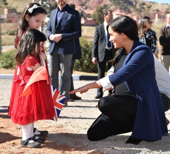 Meghan Markle, duchesse de Sussex, enceinte, est allée en courant voir deux fillettes, Rania et Rayhanna, qui rêvaient de la voir et l'avaient attendu pendant deux heures à la sortie du pensionnat d'Asni au Maroc le 24 février 2019.