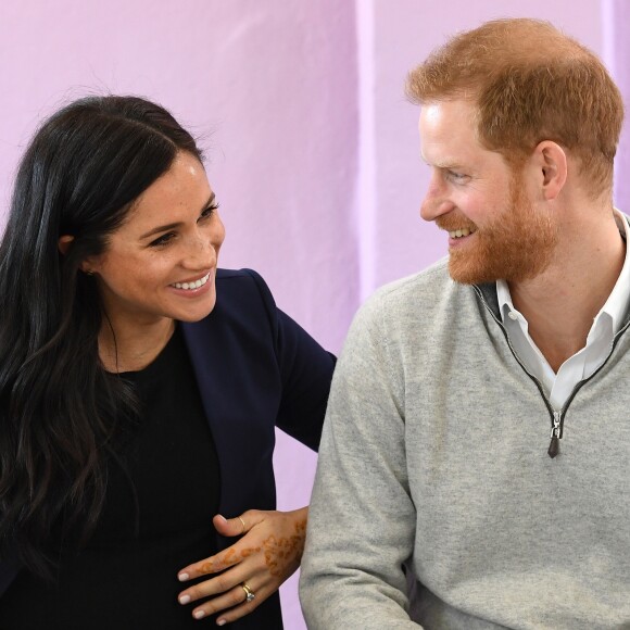 Le prince Harry et Meghan Markle, duchesse de Sussex, enceinte, lors de leur visite au Lycée Qualifiant Grand Atlas à Asni au Maroc, le 24 février 2019.