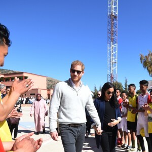 Le prince Harry et Meghan Markle, duchesse de Sussex, enceinte, lors de leur visite au Lycée Qualifiant Grand Atlas à Asni au Maroc, le 24 février 2019.