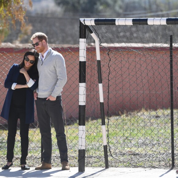 Le prince Harry et Meghan Markle, duchesse de Sussex, enceinte, lors de leur visite au Lycée Qualifiant Grand Atlas à Asni au Maroc, le 24 février 2019.