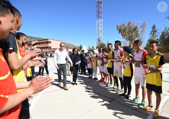 Le prince Harry et Meghan Markle, duchesse de Sussex, enceinte, lors de leur visite au Lycée Qualifiant Grand Atlas à Asni au Maroc, le 24 février 2019.