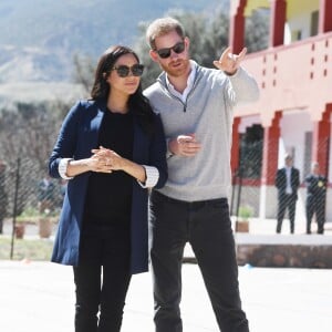 Le prince Harry et Meghan Markle, duchesse de Sussex, enceinte, lors de leur visite au Lycée Qualifiant Grand Atlas à Asni au Maroc, le 24 février 2019.