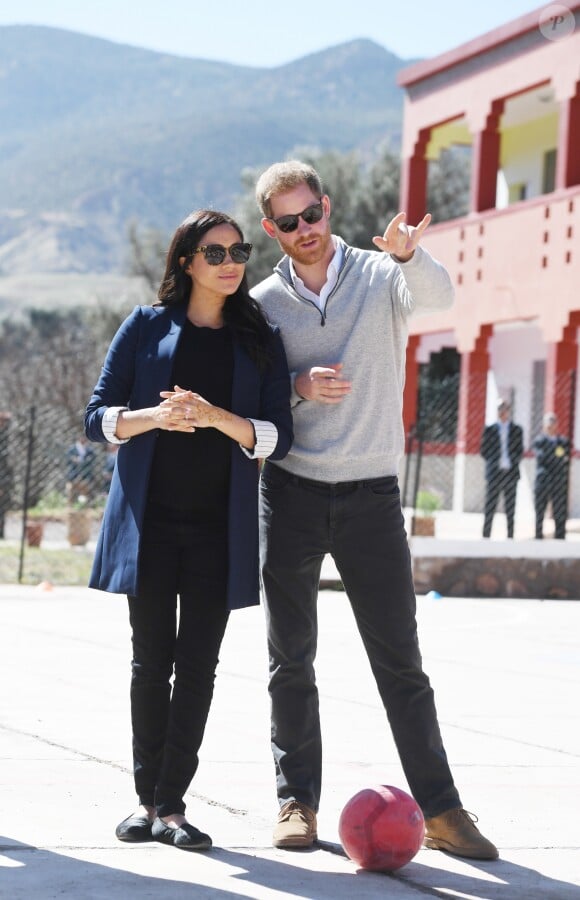 Le prince Harry et Meghan Markle, duchesse de Sussex, enceinte, lors de leur visite au Lycée Qualifiant Grand Atlas à Asni au Maroc, le 24 février 2019.