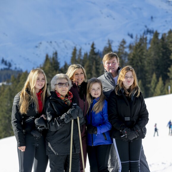 La princesse Amalia, la princesse Beatrix, la reine Maxima, la princesse Alexia, le roi Willem-Alexander et la princesse Ariane lors de la séance photo de la famille royale des Pays-Bas à Lech en Autriche le 25 février 2019 à l'occasion de ses vacances d'hiver.