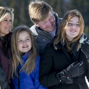 La reine Maxima, la princesse Alexia, le roi Willem-Alexander et la princesse Ariane lors de la séance photo de la famille royale des Pays-Bas à Lech en Autriche le 25 février 2019 à l'occasion de ses vacances d'hiver.