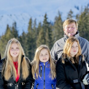 La reine Maxima, la princesse Amalia, la princesse Alexia, la princesse Ariane et le roi Willem-Alexander lors de la séance photo de la famille royale des Pays-Bas à Lech en Autriche le 25 février 2019 à l'occasion de ses vacances d'hiver.