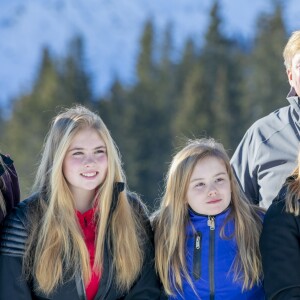 La reine Maxima, la princesse Amalia, la princesse Alexia, la princesse Ariane et le roi Willem-Alexander lors de la séance photo de la famille royale des Pays-Bas à Lech en Autriche le 25 février 2019 à l'occasion de ses vacances d'hiver.