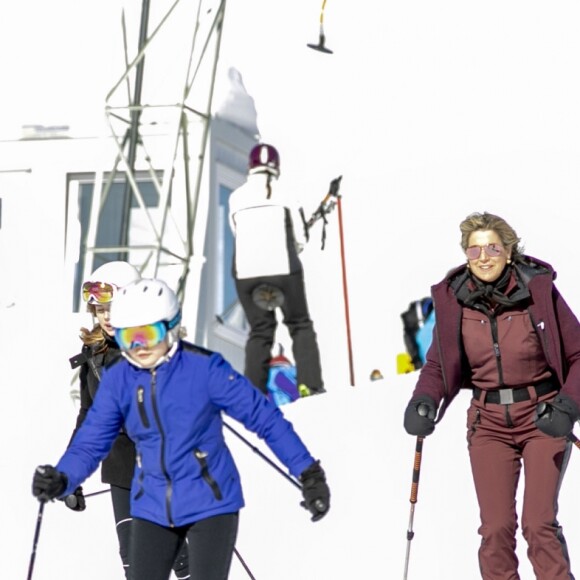 La princesse Alexia, la reine Maxima et le roi Willem-Alexander lors de la séance photo de la famille royale des Pays-Bas à Lech en Autriche le 25 février 2019 à l'occasion de ses vacances d'hiver.