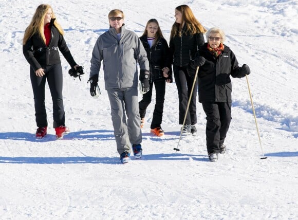 La princesse Amalia, le roi Willem-Alexander, la princesse Leonore, la princesse Eloise van Oranje-Nassau van Amsberg, la princesse Beatrix lors de la séance photo de la famille royale des Pays-Bas à Lech en Autriche le 25 février 2019 à l'occasion de ses vacances d'hiver.