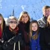 La princesse Catharina-Amalia, la princesse Beatrix, la reine Maxima, la princesse Alexia, le roi Willem-Alexander et la princesse Ariane lors de la séance photo de la famille royale des Pays-Bas à Lech en Autriche le 25 février 2019 à l'occasion de ses vacances d'hiver.