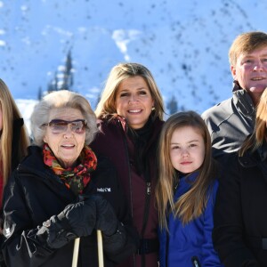 La princesse Catharina-Amalia, la princesse Beatrix, la reine Maxima, la princesse Alexia, le roi Willem-Alexander et la princesse Ariane lors de la séance photo de la famille royale des Pays-Bas à Lech en Autriche le 25 février 2019 à l'occasion de ses vacances d'hiver.