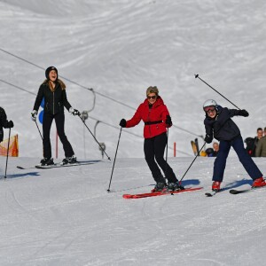 La princesse Léonore, la princesse Eloise van Oranje-Nassau van Amsberg, la princesse Laurentien et le prince Claus-Casimir lors de la séance photo de la famille royale des Pays-Bas à Lech en Autriche le 25 février 2019 à l'occasion de ses vacances d'hiver.