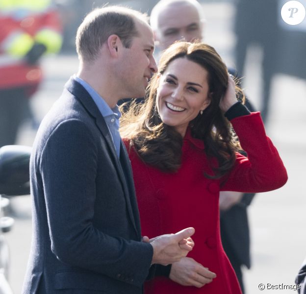 Le prince William, duc de Cambridge, et Kate Catherine Middleton, duchesse de Cambridge, en visite au Windsor Park à Belfast, à l'occasion de leur voyage officiel en Irlande. Le 27 février 2019