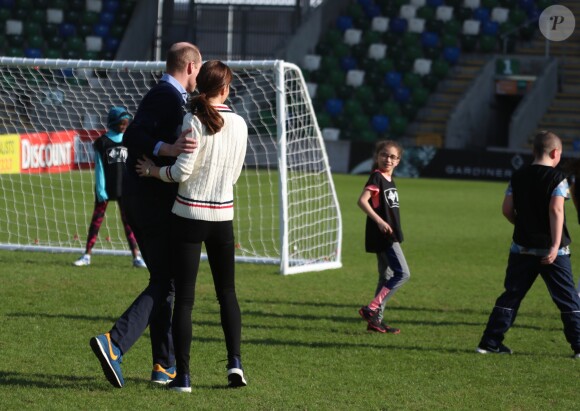 Le prince William, duc de Cambridge, et Kate Catherine Middleton, duchesse de Cambridge, en visite au Windsor Park à Belfast, à l'occasion de leur voyage officiel en Irlande. Le 27 février 2019