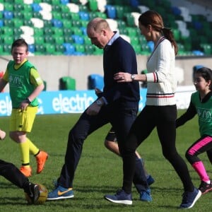 Le prince William, duc de Cambridge, et Kate Catherine Middleton, duchesse de Cambridge, en visite au Windsor Park à Belfast, à l'occasion de leur voyage officiel en Irlande. Le 27 février 2019