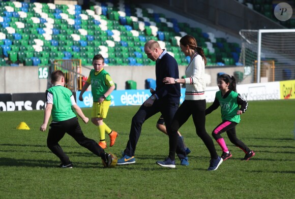 Le prince William, duc de Cambridge, et Kate Catherine Middleton, duchesse de Cambridge, en visite au Windsor Park à Belfast, à l'occasion de leur voyage officiel en Irlande. Le 27 février 2019