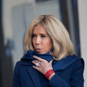 Brigitte Macron accueille les participants à la réunion du conseil consultatif pour l'égalité entre les femmes et les hommes au palais de l'Elysée à Paris, le 19 février 2019.